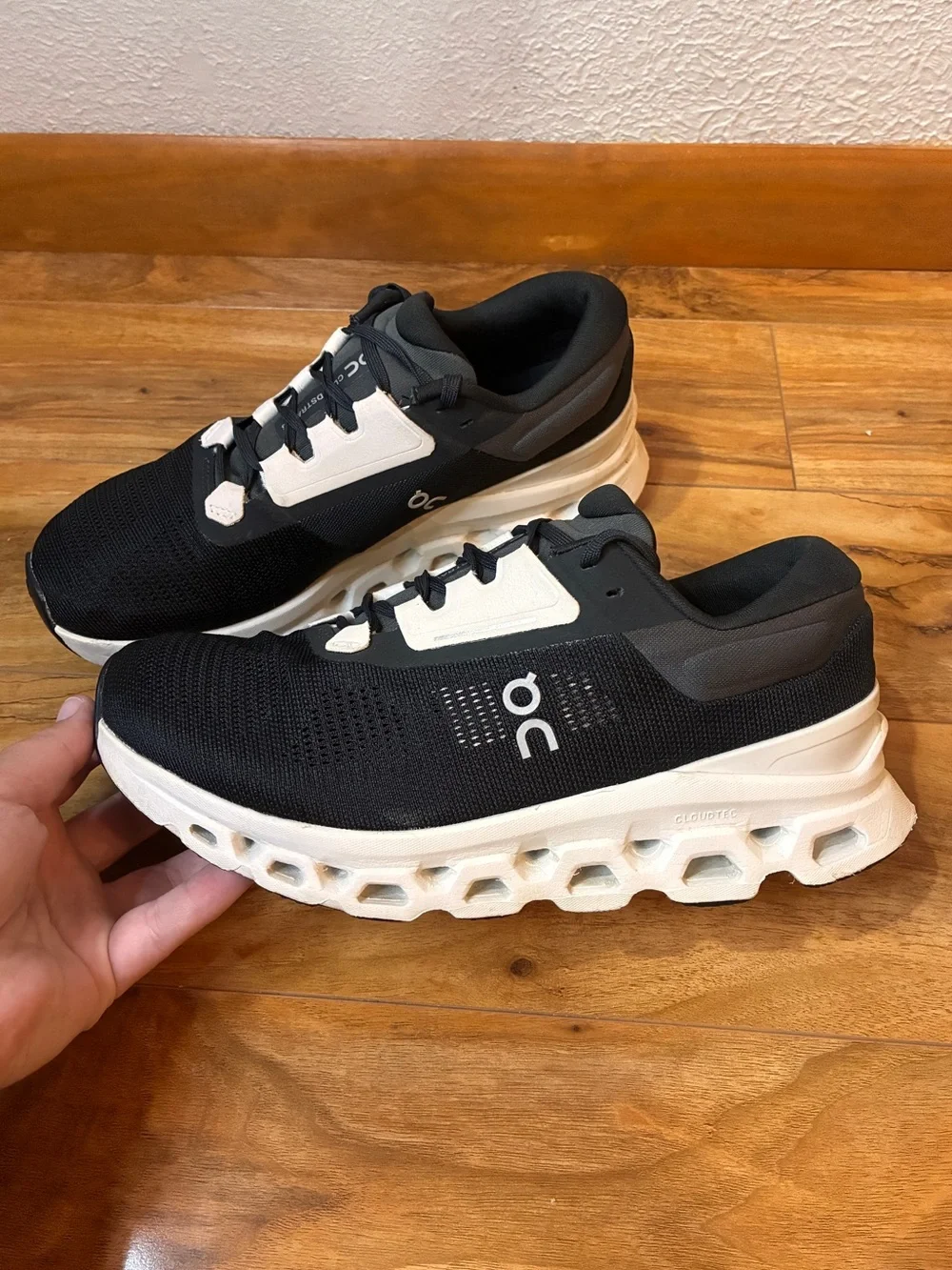 On Cloud Women’s Cloudstratus 3 Athletic Running Shoes, black/white- size 8